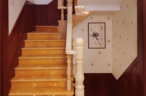 灌云中式别墅室内汉白玉石楼梯的定制安装装饰效果